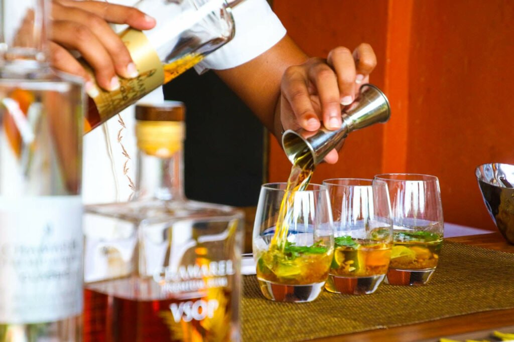 Barkeeper schenkt Rum ein